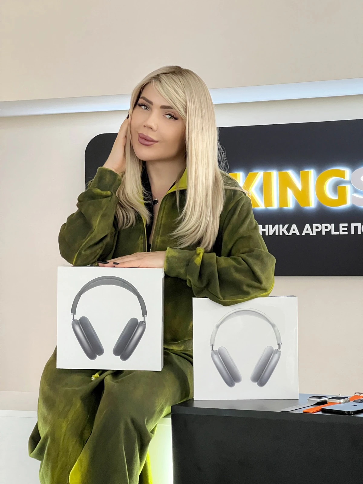 Карина Кросс с покупкой из KingStore