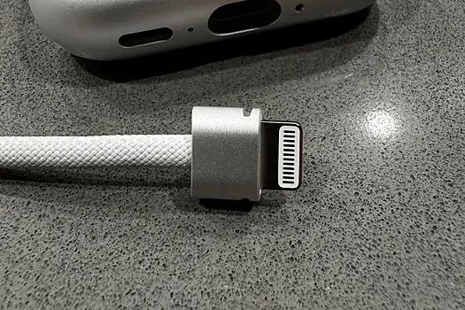 Побежден, но не сломлен: павербанк VR-шлема Apple скрывает Lightning-кабель